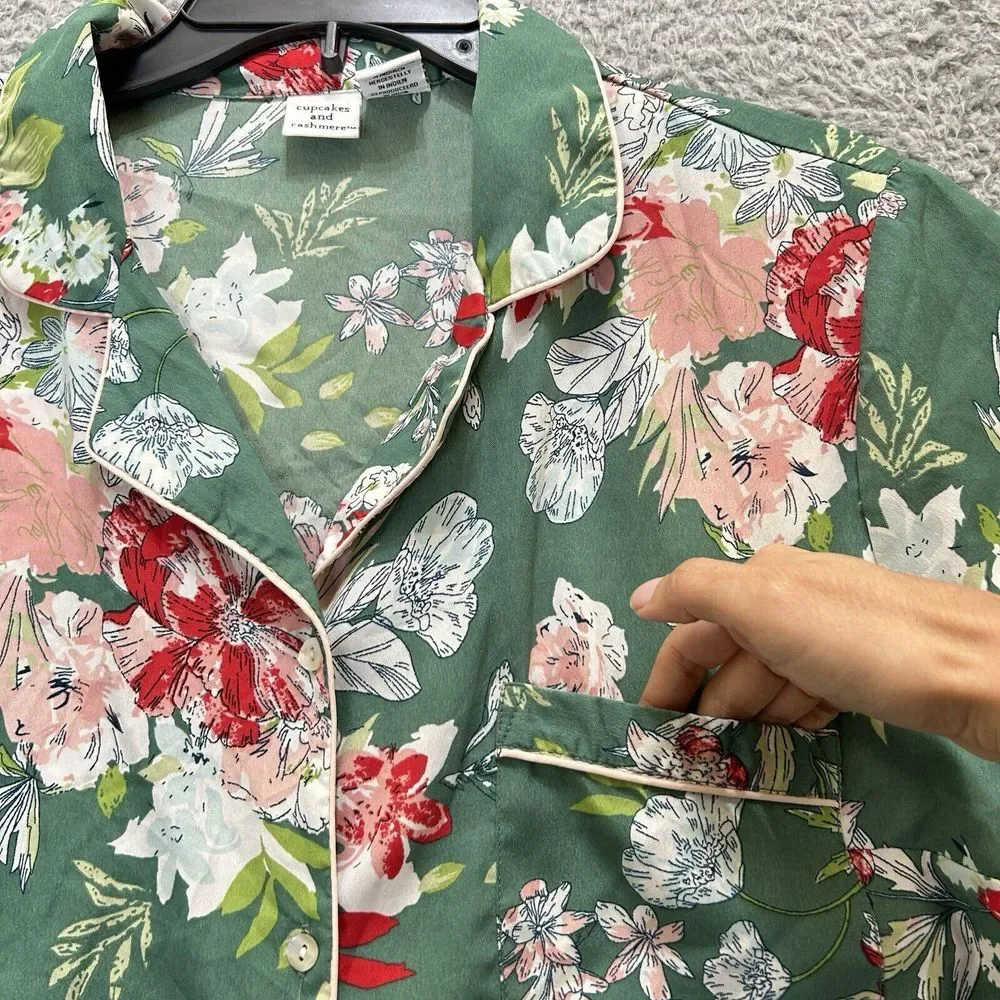 Cupcakes And Cashmere Pajama Top Womens Medium Green‎ Floral Silky Button Up